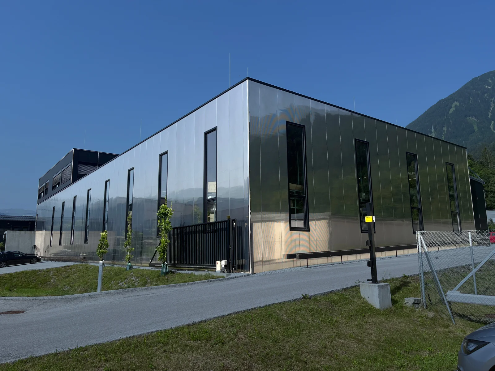 Modernes Gewerbeobjekt von haus hoch⁵ mit Metallfassade in Tirol